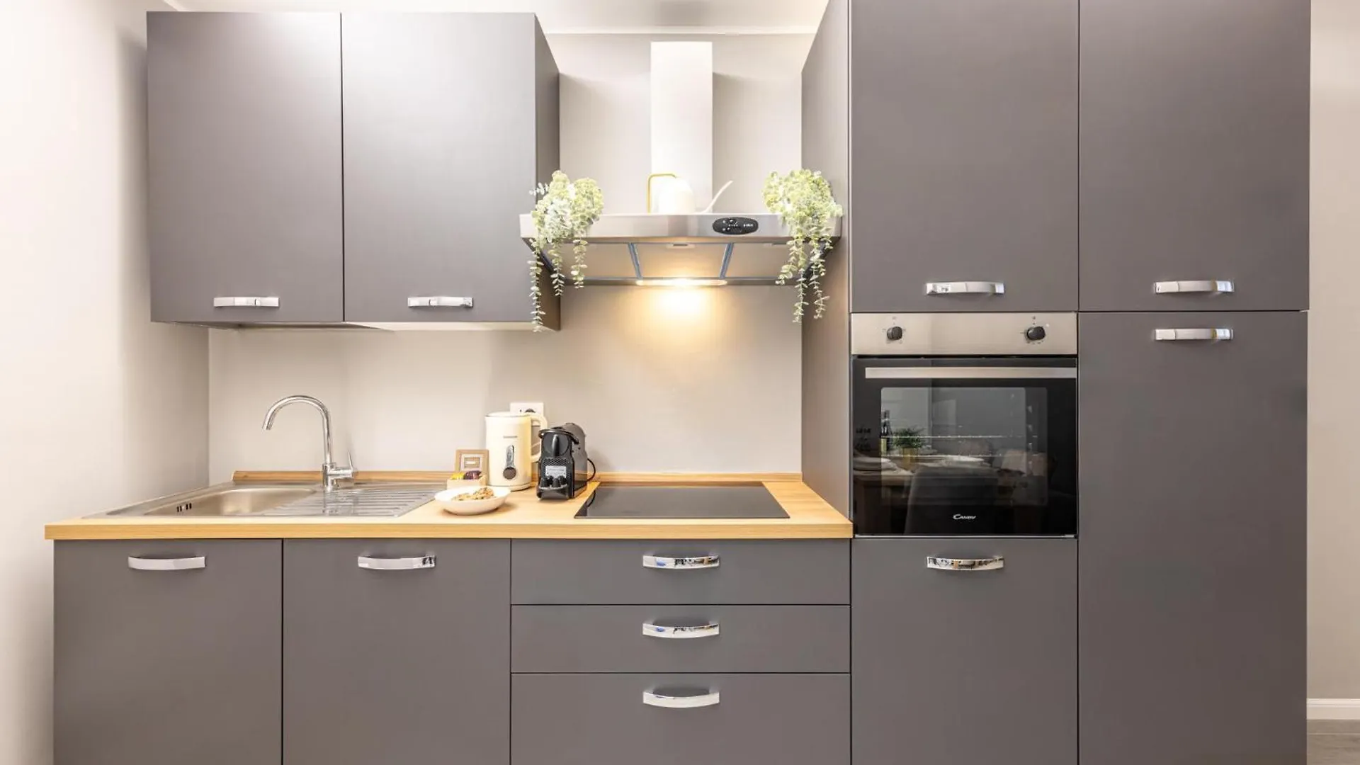 Lovely Apartment - 15Min Duomo, Milano 0*, Milan Italy