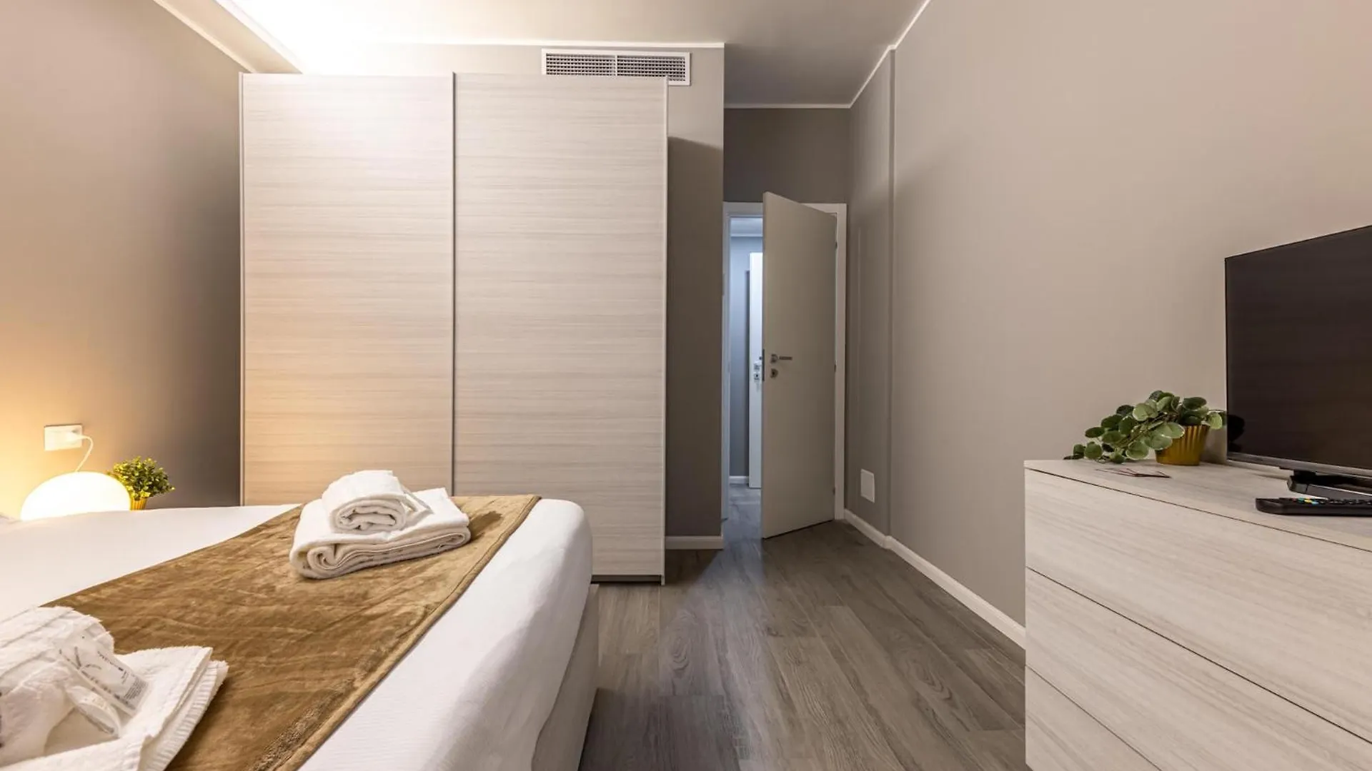 Lovely Apartment - 15Min Duomo, Milano 0*, Milan